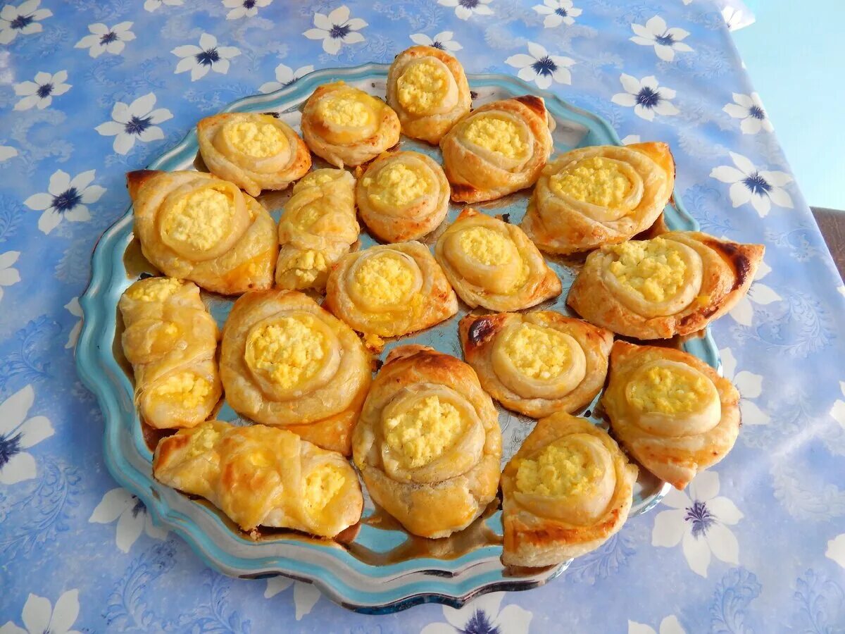 Слойка ватрушка венгерская. Ватрушки из слоеного теста с творогом. Ватрушки из слоеного теста с творогом. Рецепт ватрушек из слоеного теста. Слоеная ватрушка с творогом.