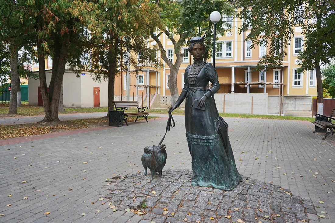 Дама с собачкой описание. Дама с собачкой памятник в Серпухове. Скульптура дама с собачкой Серпухов. Серпухов памятник Чехову и дама с собачкой. Чехов и дама с собачкой в Серпухове.