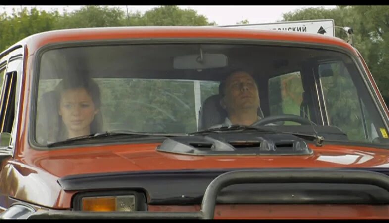 Бежать 16. Бегущий человек спорт. Бег мода. Бег мода. Девушка бежит в лесу.