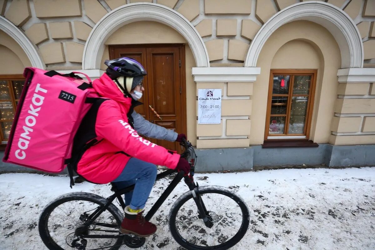 Самокат еда москва. Курьер самокат. Доставщик самокат. Доставшик сомакаиа. Курьер на велосипеде.