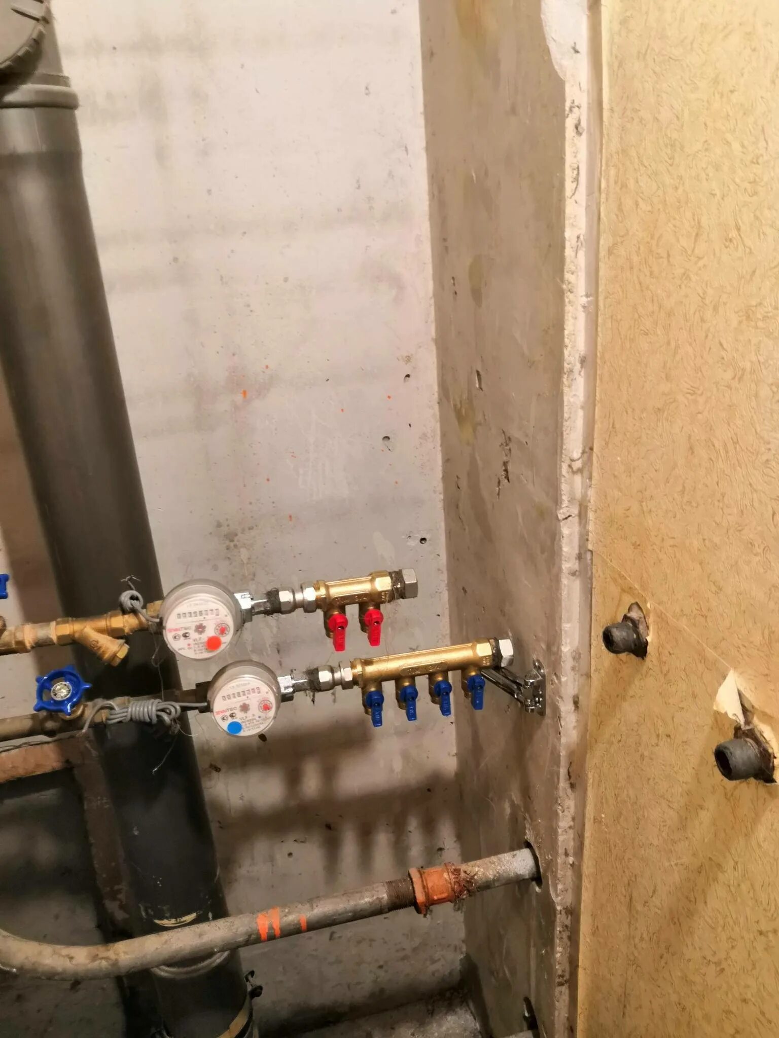 Водопровод из металлопластиковых труб. Прокладка труб водоснабжения. Пластиковые трубы для водопровода отопления. Водопровод в квартире какие трубы выбрать. Схема монтажа полипропиленовых труб.