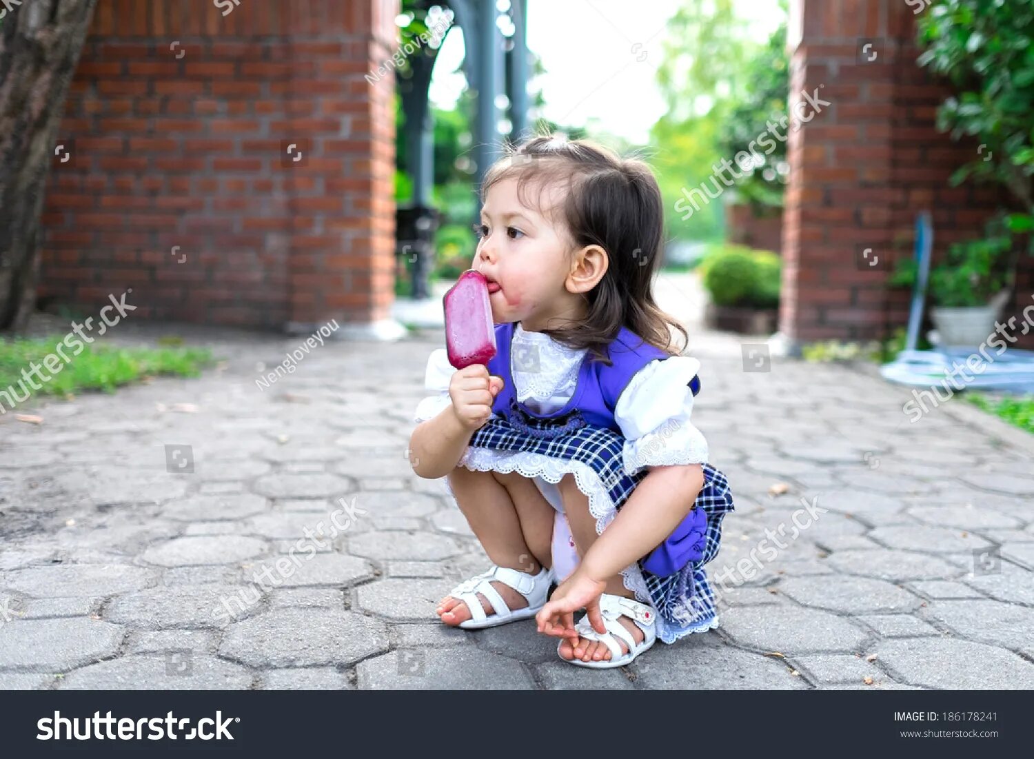 Pissing daughter. Ребенок peeing девочка. Детский piss девочки. Pee на детской площадке. Photorealistic pee pee маленькие.