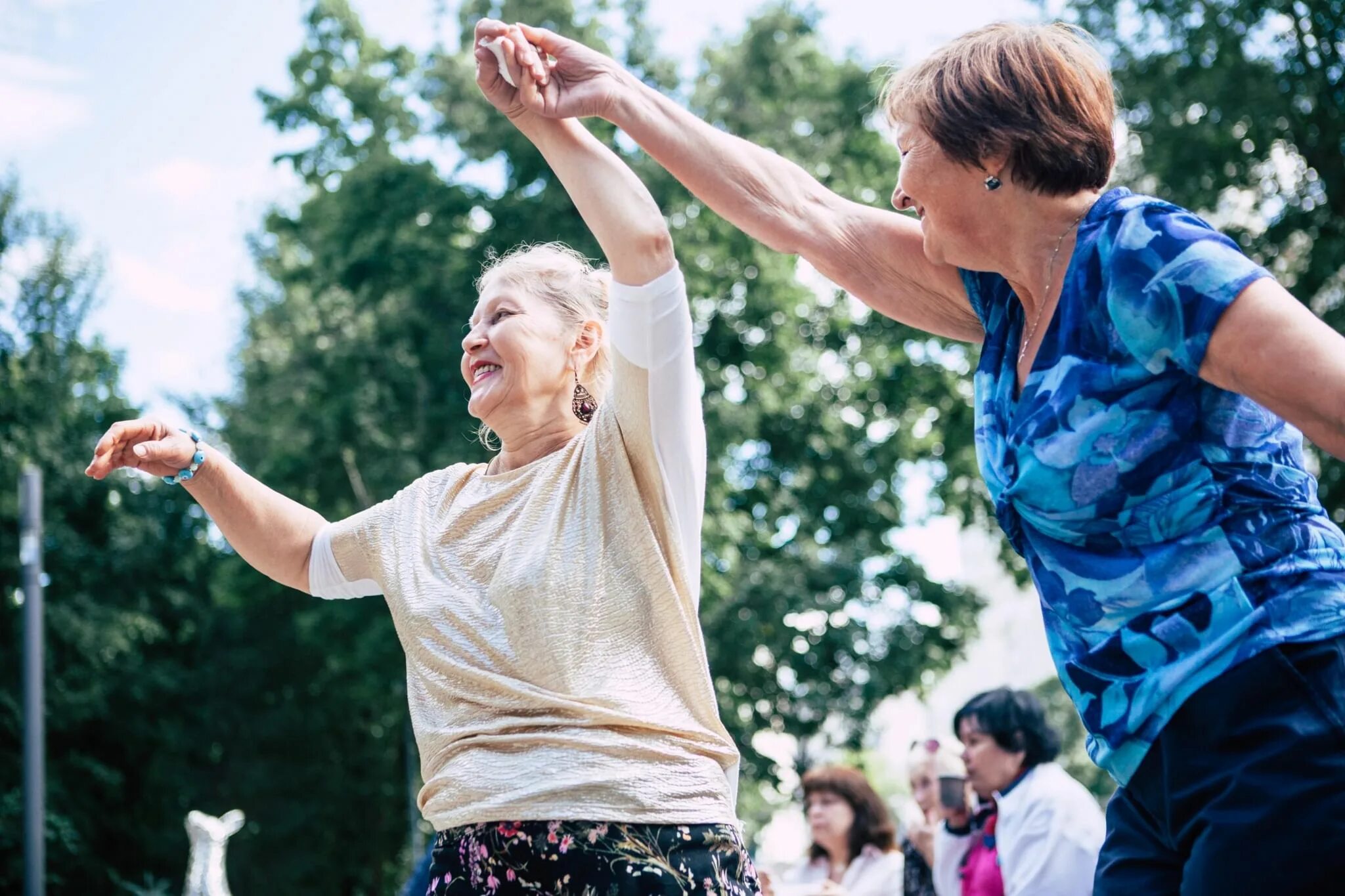 Сценарий для отдыха для пожилых людей. Танцы для пожилых. Люди танцуют. Танцы для старшего возраста. Танцевальный вечер для пожилых людей.