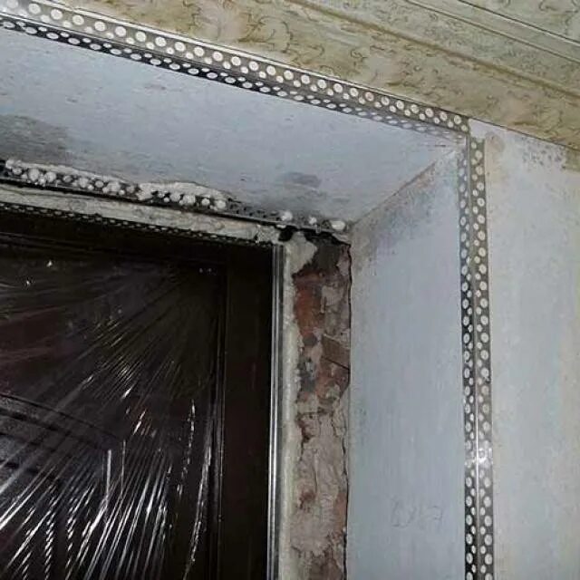 Замазать дверь после установки. Штукатурка откосов входной двери. штукатурка откосов дверного проема входной двери. откосы из гипсокартона на входную дверь. штукатурка дверных откосов входной двери.