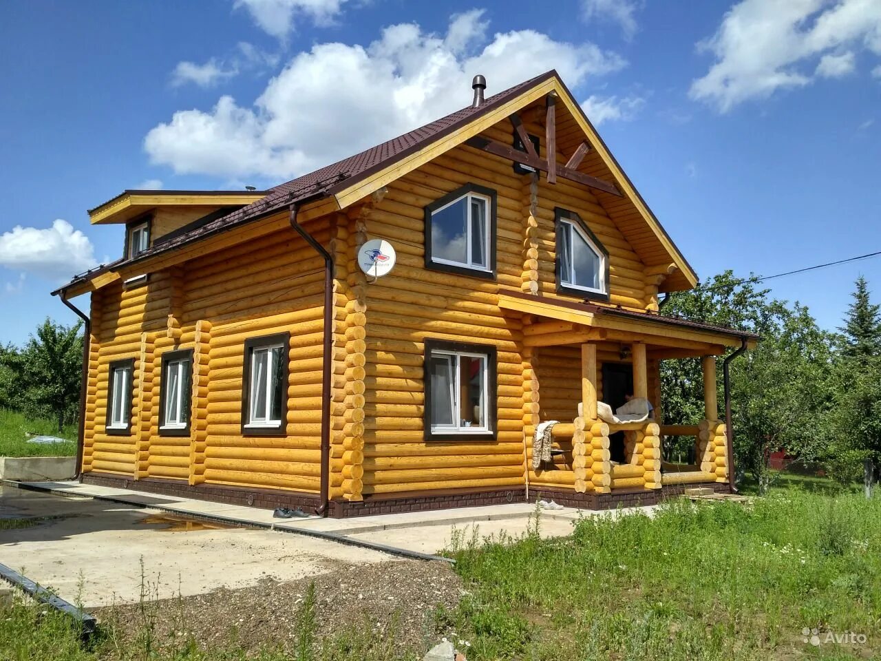 Цветовая палитра для бревен внутри дома. Отделка домов из оцилиндрованного бревна. Коричневый бревенчатый дом. Фасад дома из бревна. Обычные деревянные дома.