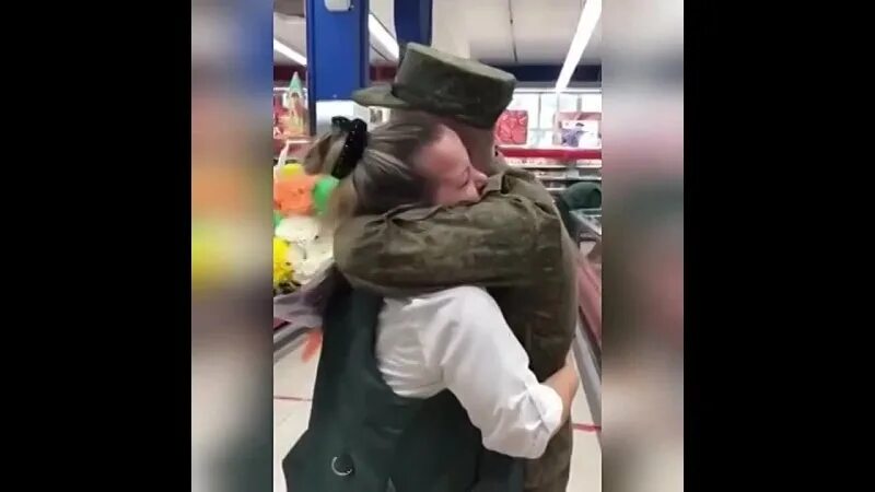 Солдат молится. Обнимает солдата. Вернись домой вернись домой. 1 месяц службы. Мать солдата.
