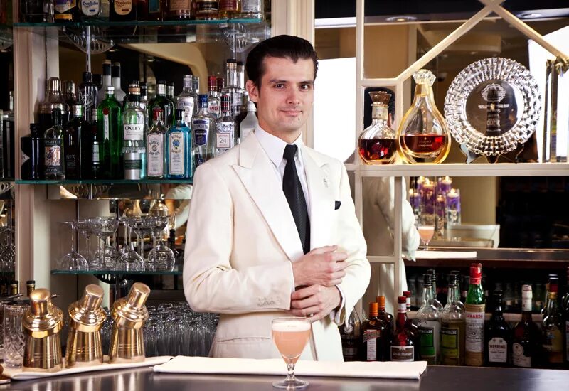Знаменитый бар менеджер ресторана. Кирилл бондарь барменеджер. Пандорум владивосток кафе персонал. Бар менеджер. Администратор ресторана.
