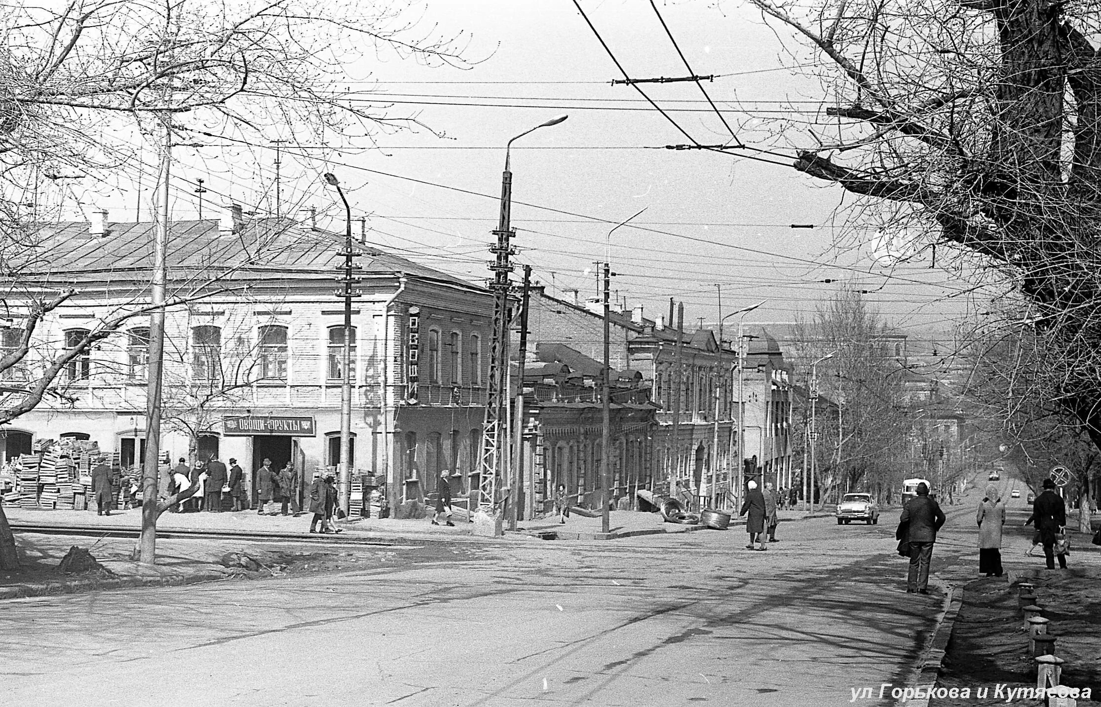 Улицы саратова названные. Саратов Кутякова старый Саратов. Старый Саратов улица Горького. Кутякова Горького Саратов. Саратов угол Кутякова и Горького.