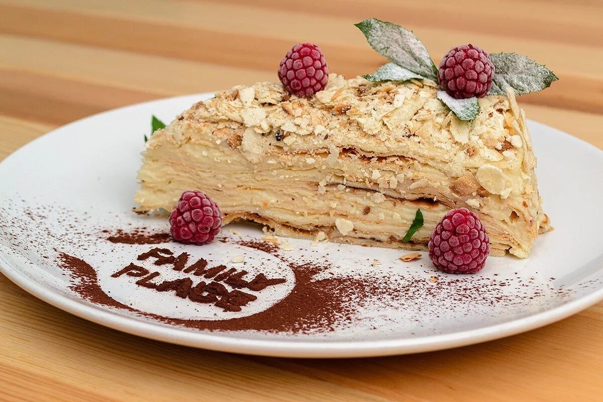 Торт наполеон с заварным кремом. Сыроедческий торт наполеон. Торт наполеон класс. Торт наполеон класс. Сметанник и наполеон.