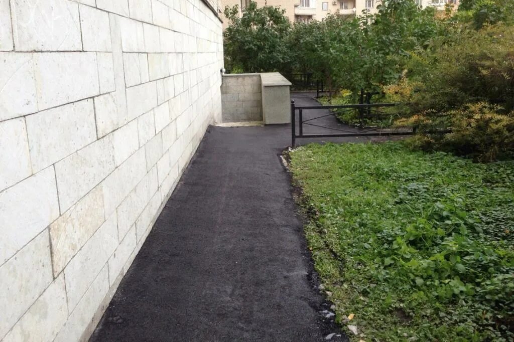 Асфальтная отмостка с поребриком. Асфальтобетонное покрытие отмостки. Отмостка из асфальтной крошки. Отмостка асфальт. Отмостка из асфальта вокруг дома.