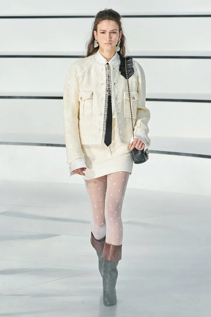 Мода зимой 2025. Chanel fall winter 2025/2025. показ шанель осень зима 2025 2025. chanel коллекция осень зима 2025-2025. шанель осень зима 2025 2025 женская коллекция.