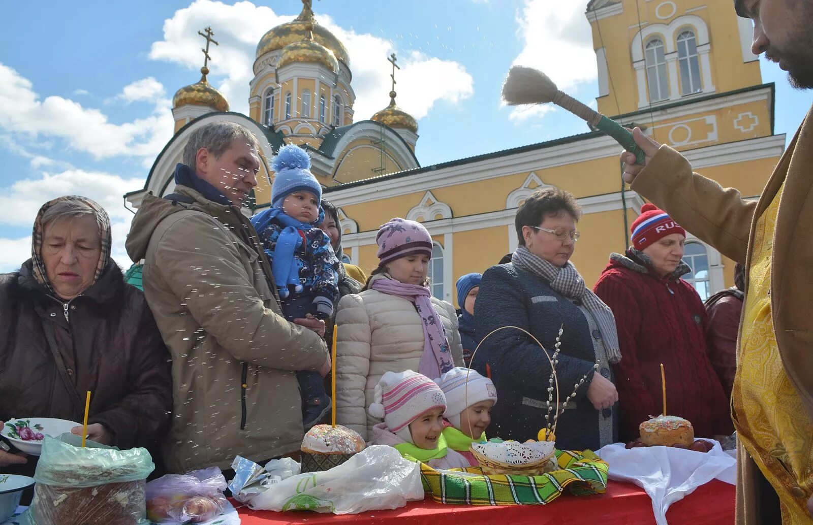 Освящение куличей на Пасху 2021 в Москве. Храм-Пасха Дмитров. Храм Семилук освящение куличей. Свято-Троицкой церкви «кулич и Пасха». Пасха в 1974 году