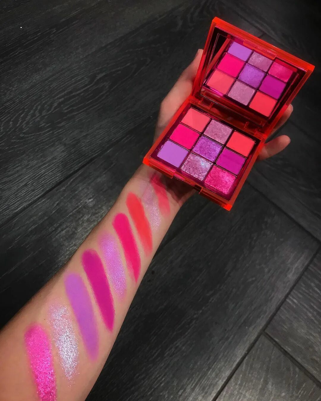 Bomb ufo палетка. Палетка Neon Huda Beauty. Палетка теней Beauty Bomb Хэллоуин. Neon тени Huda Beauty. Палетка теней Beauty Bomb Pink Punk.