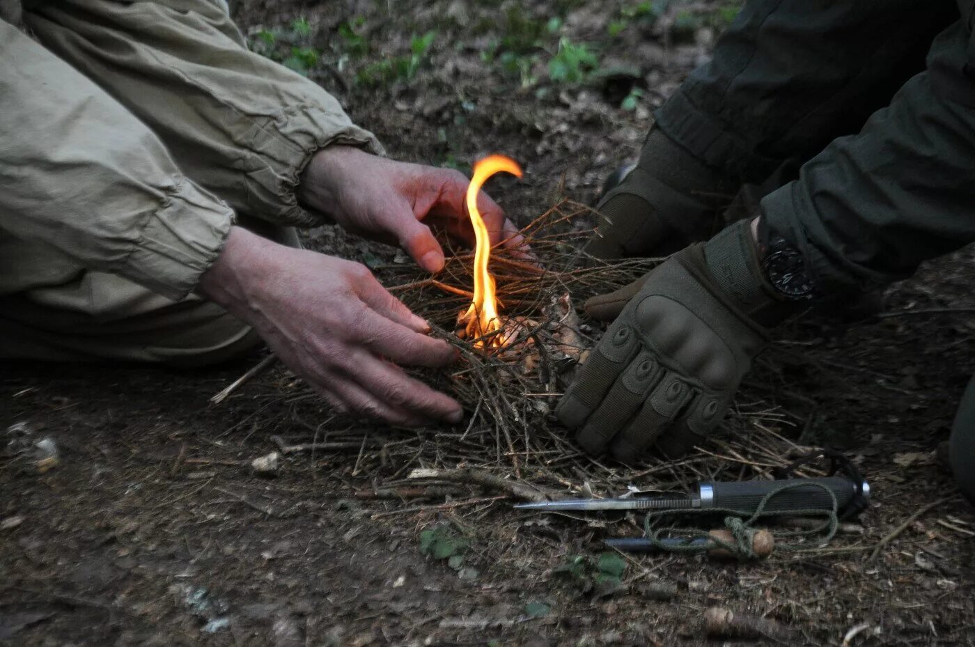Посеять костер. Разжигание костра. Добыча огня. Разжигание костра в лесу. Разжигание огня.