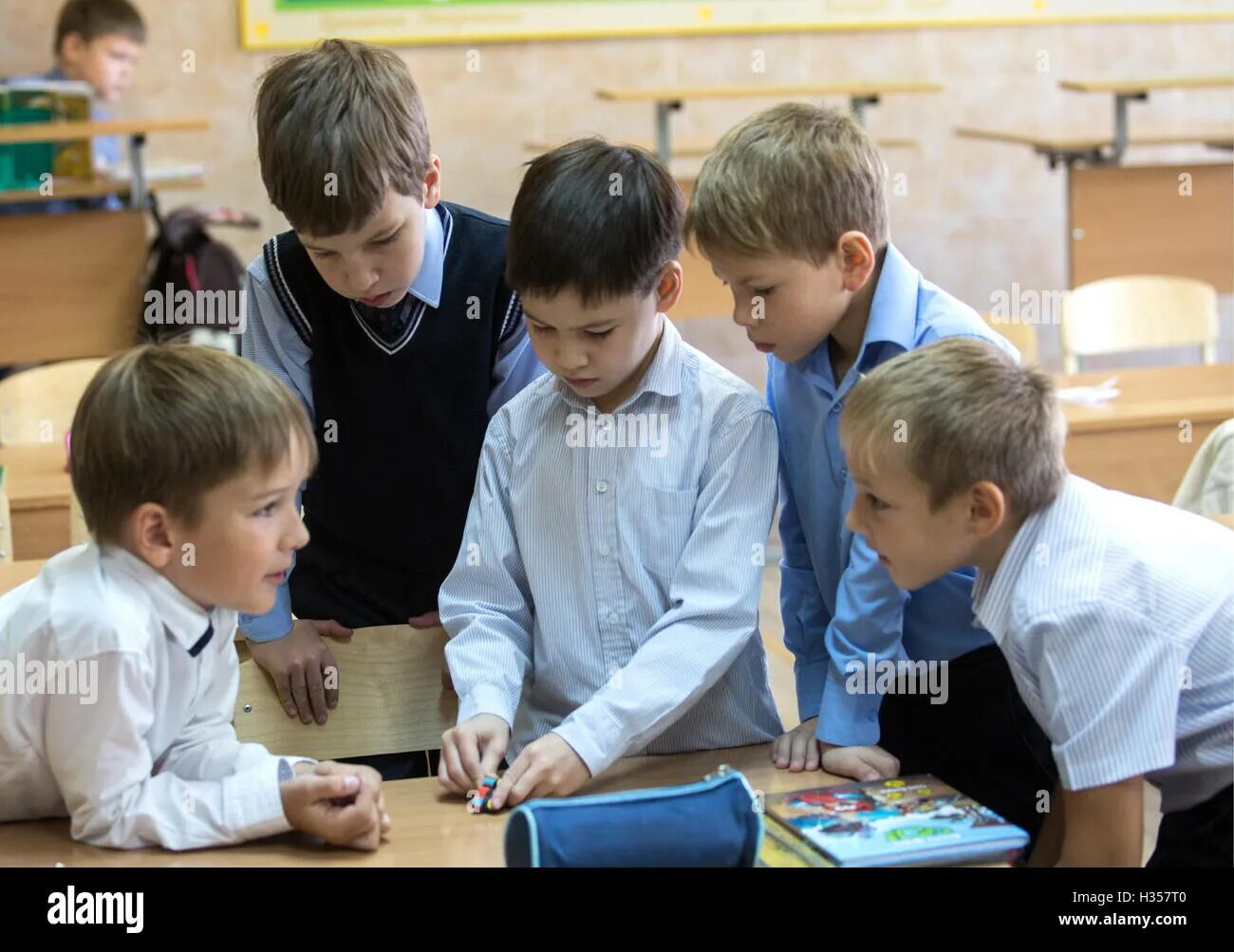 Ученики исы. Дети за партой. Дети в школе за партой. Дети сидят в классе. Школьник стоит.