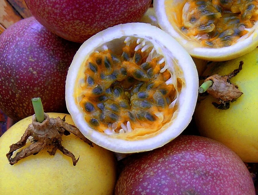 Passion fruit это. Маракуйя Тайланд. Маракуйя (фрукт). Маракуйя пассифлора фрукт. Эшта фрукт Египет.