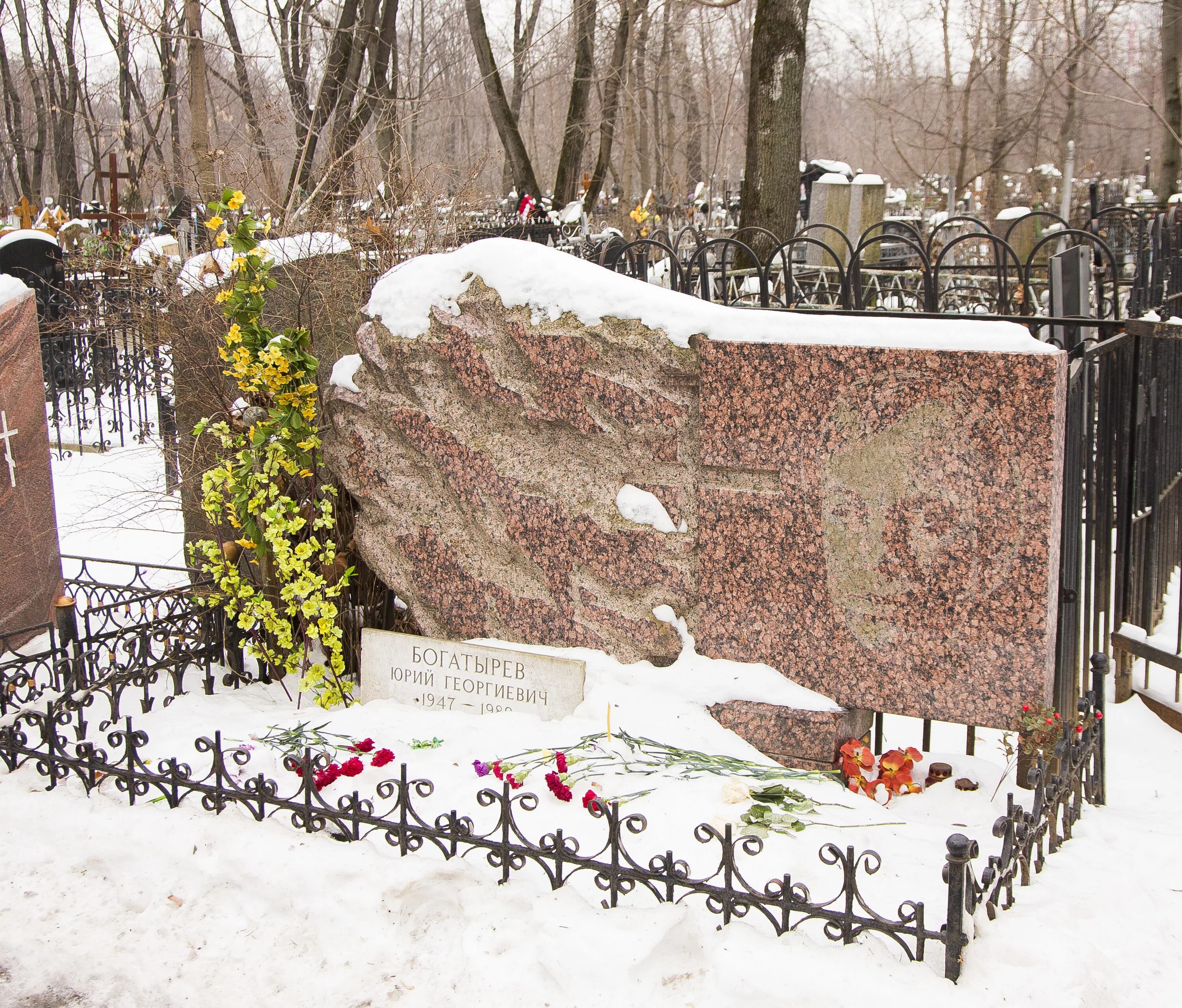 Где похоронили юрия соломина. Могила Юрия Богатырева на Ваганьковском. Могила Юрия Богатырева.