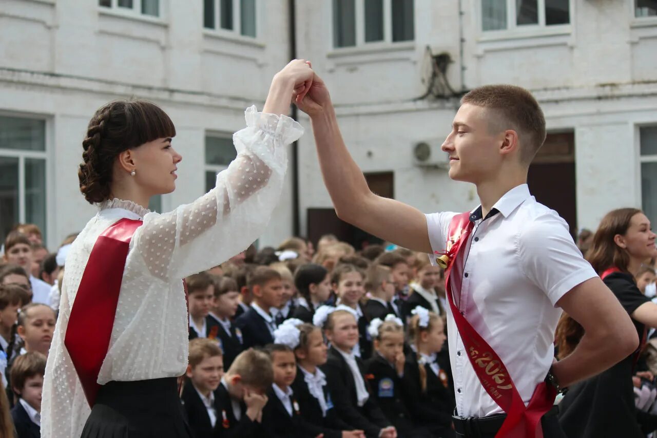 Девятиклассники и одиннадцатиклассники. Каневская последний звонок. Фото одиннадцатиклассников. Выпускной из 1 класса. Школьная фотосессия 11 класс.