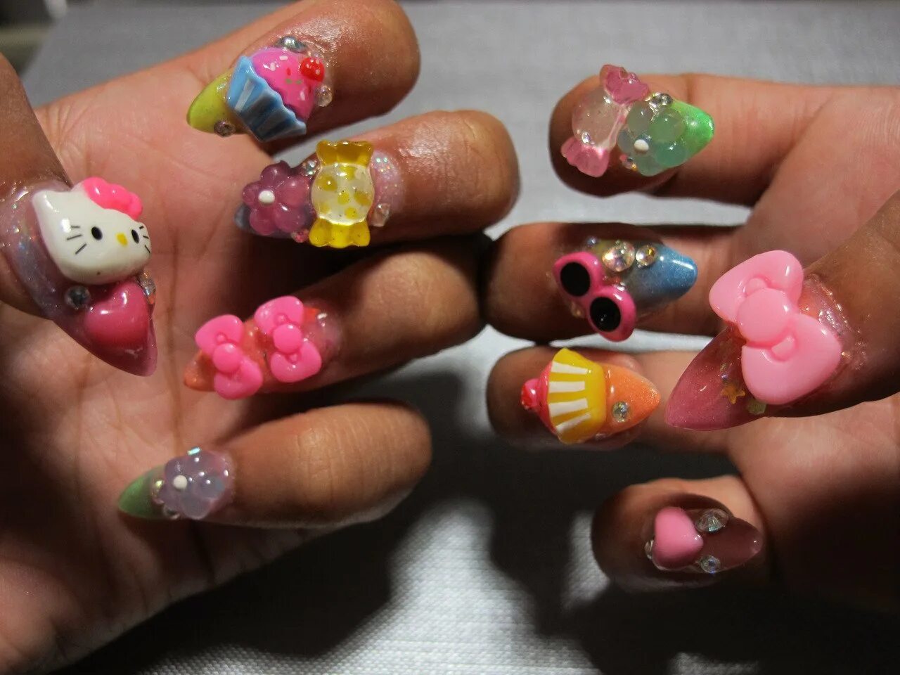 Наклейки на ногти. Объемные фигуры на ногтях. Наклейки для ногтей со стразами. Как клеить фигурки на ногти. Маникюр с объемными фруктами.