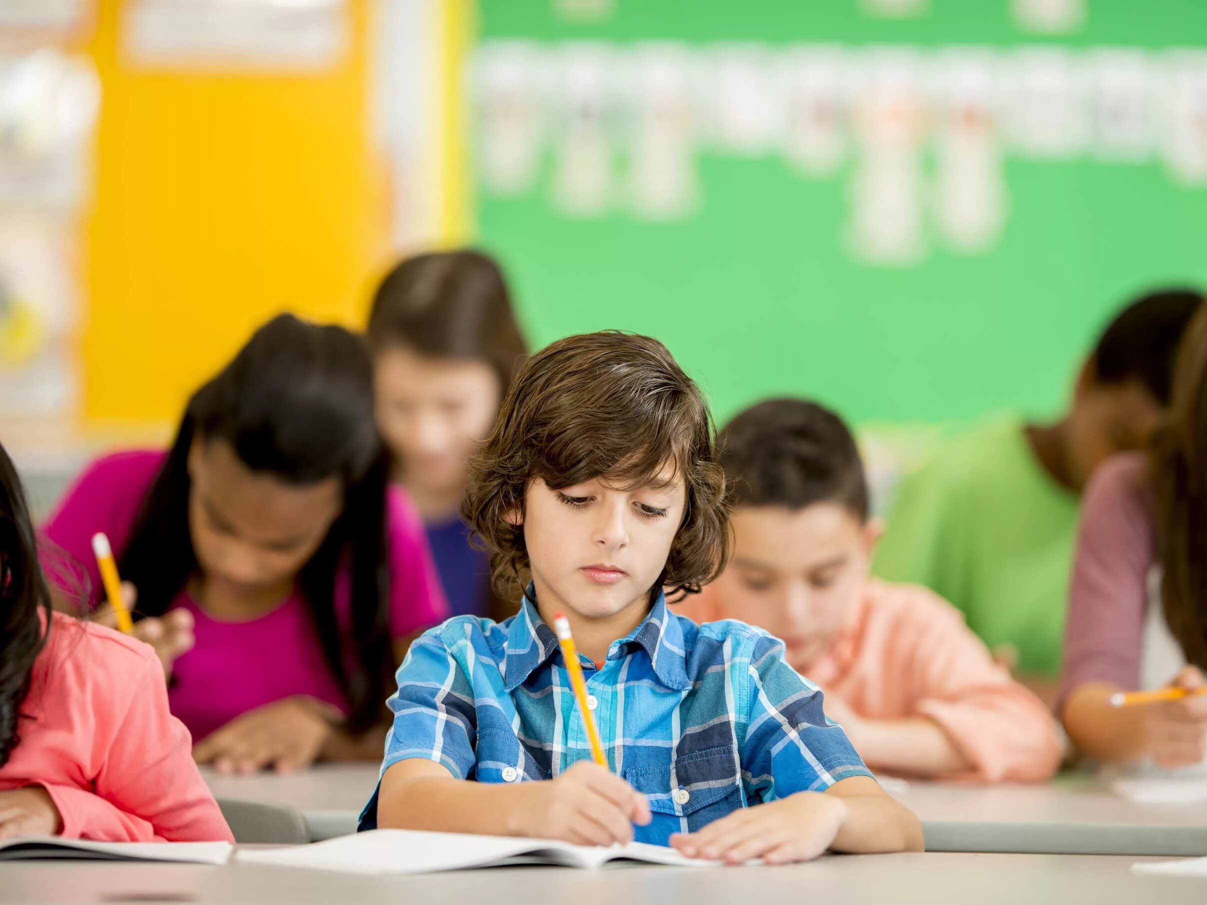 Дети на уроке. Школа student. Образование детей. Students in the Classroom. To train students