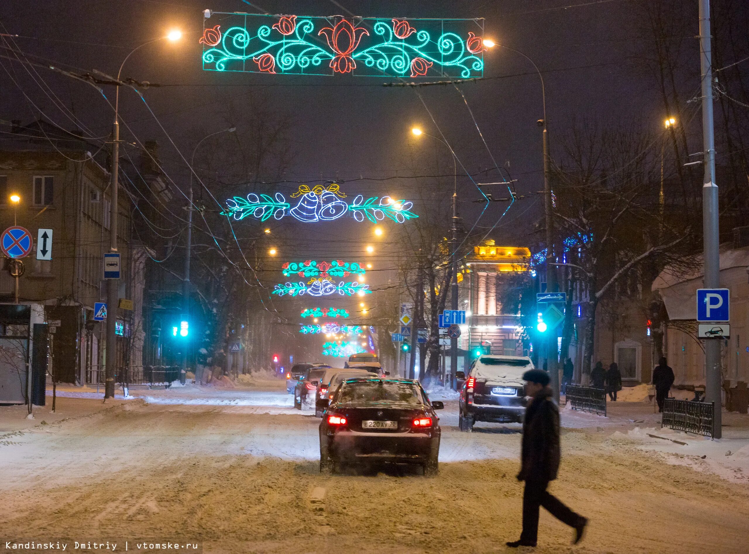 Транспорт в новогоднюю ночь омск. Томск новособорная зимой. томск новособорная площадь надпись томск. остановка новособорная томск. новогодний томск 2025.