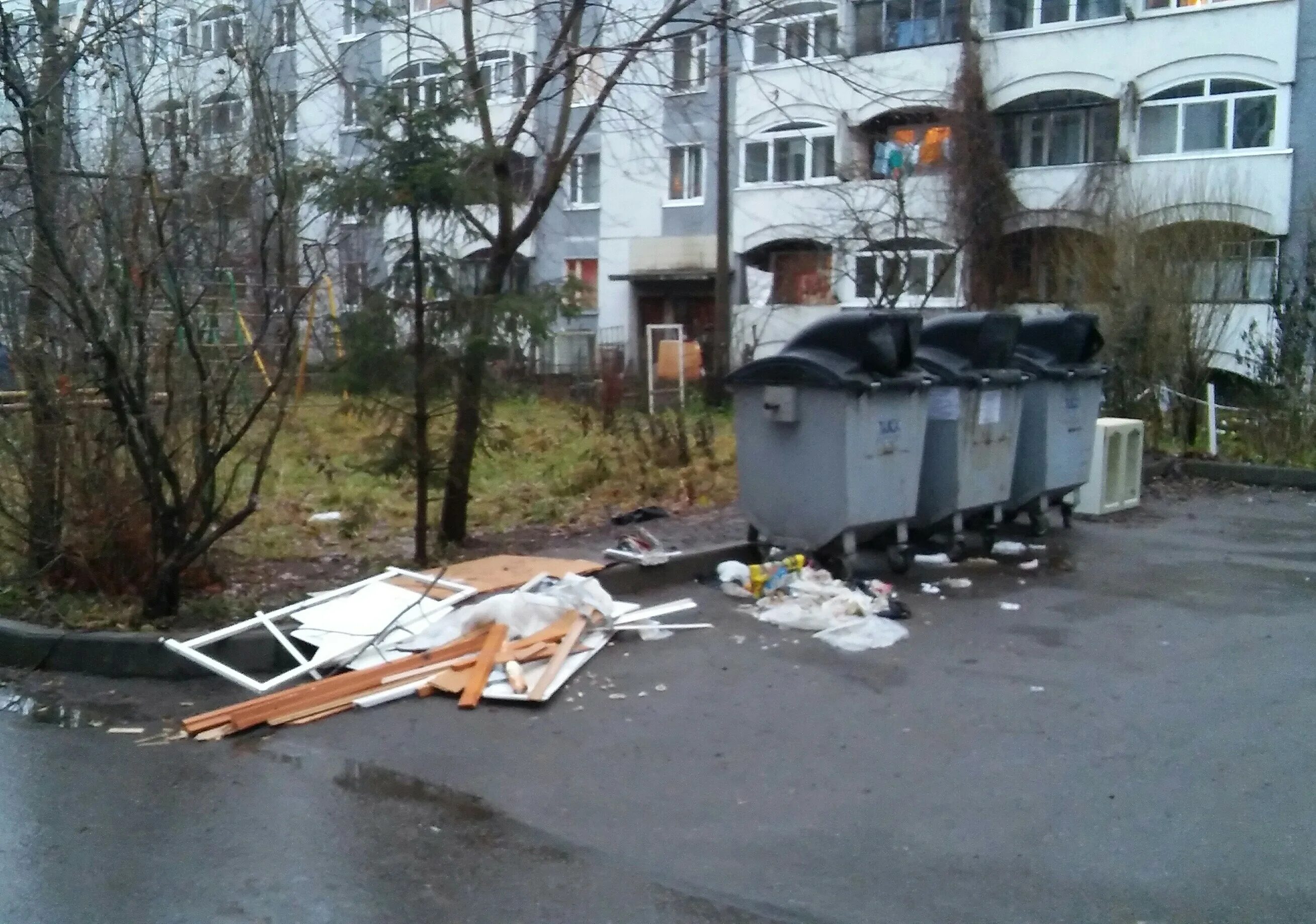 Мусорные ящики во дворе. Мусорный бак во дворе. Мусорная урна во дворе.