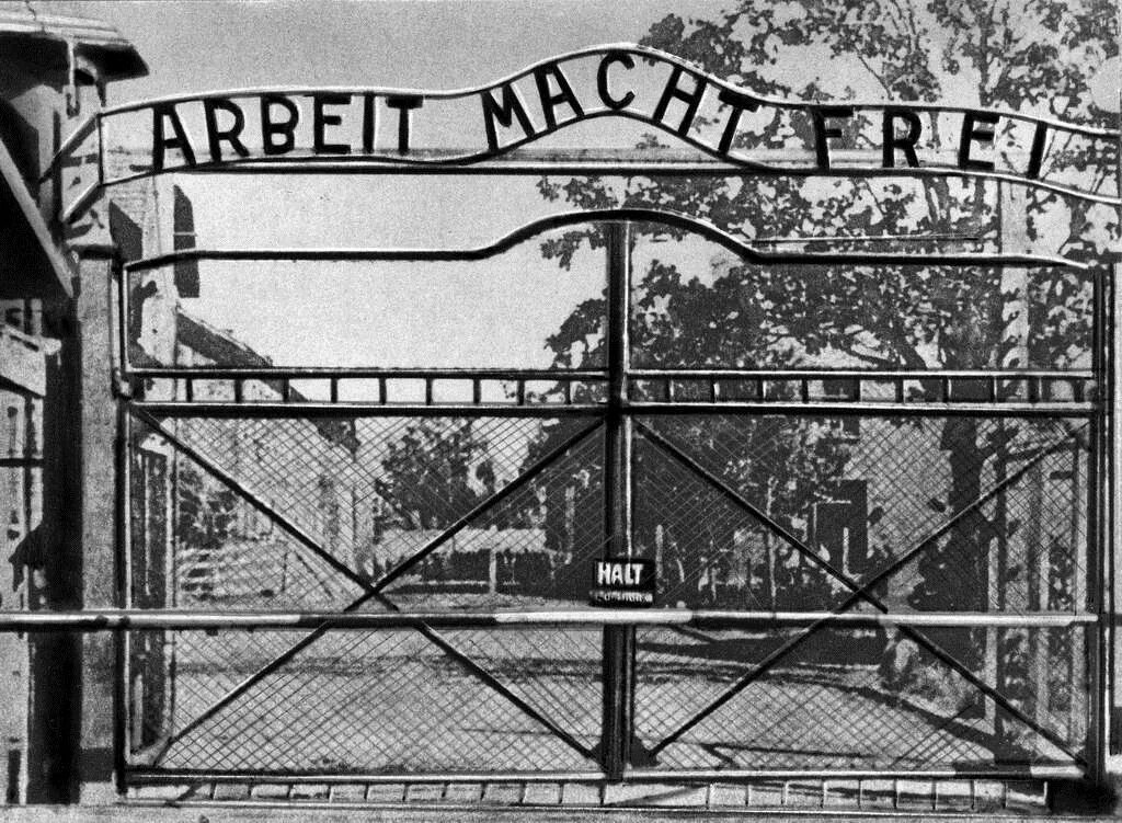 Арбайт Махт Фрай ворота Освенцима. Труд освобождает ворота Аушвиц. Лагерь Дахау ворота. Дахау концентрационный лагерь надпись на воротах.