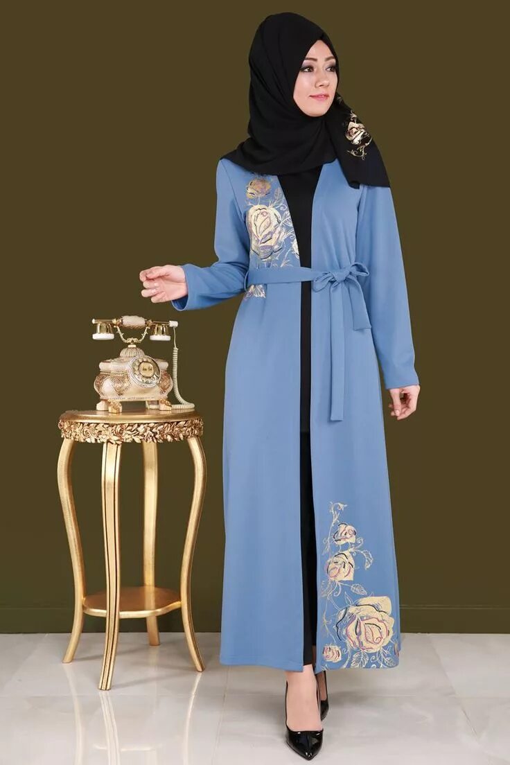 Мусульманские комплекты. Мусульманские платья для женщин. Абая платье мусульманская. Платья с брюками мусульманский. Мусульманские платья с накидкой.