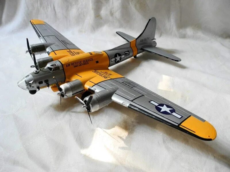 Сборная модель самолета b-17g 1:72 Academy. B-17 модель в металлическом цвете. Boeing SB-17 модель. SB 17a.