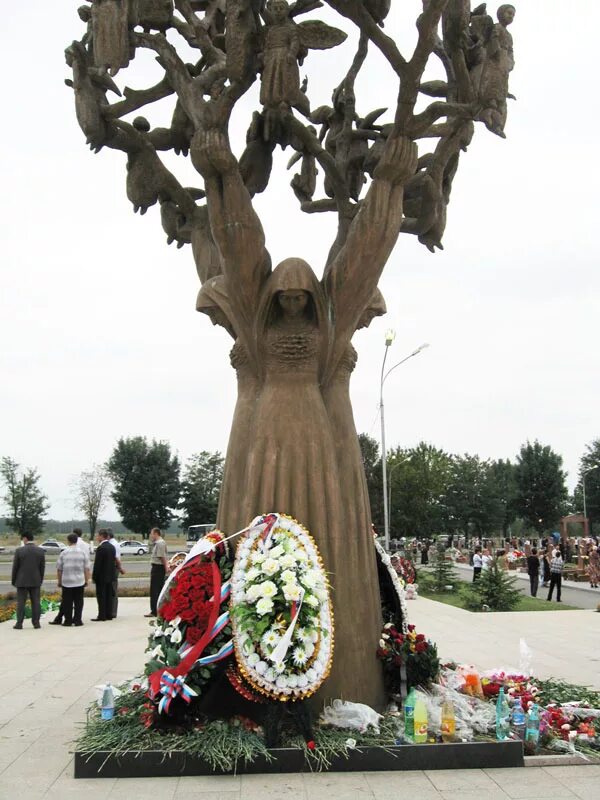 Памятник бесланским детям в Беслане. Древо скорби в Беслане. Город ангелов Беслан Древо скорби. Памятник жертвам беслана