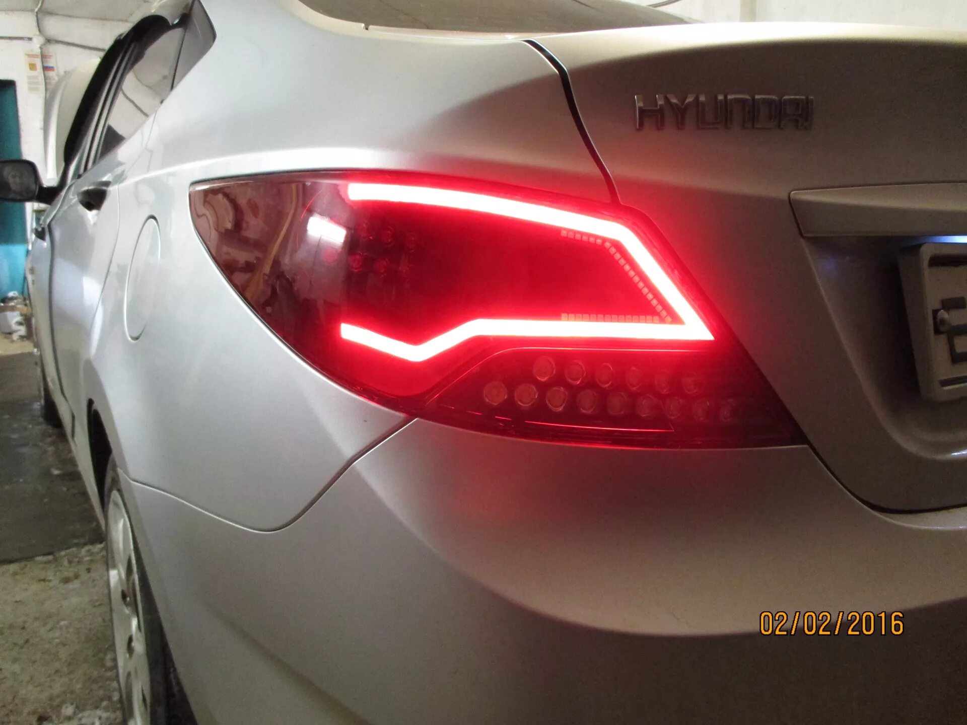 Задние диодные фонари на Солярис 2015. Hyundai Solaris 2014-2016 фонарь. Задний стоп Hyundai Solaris 2016. Диодная оптика задних фонарей Солярис 2015.