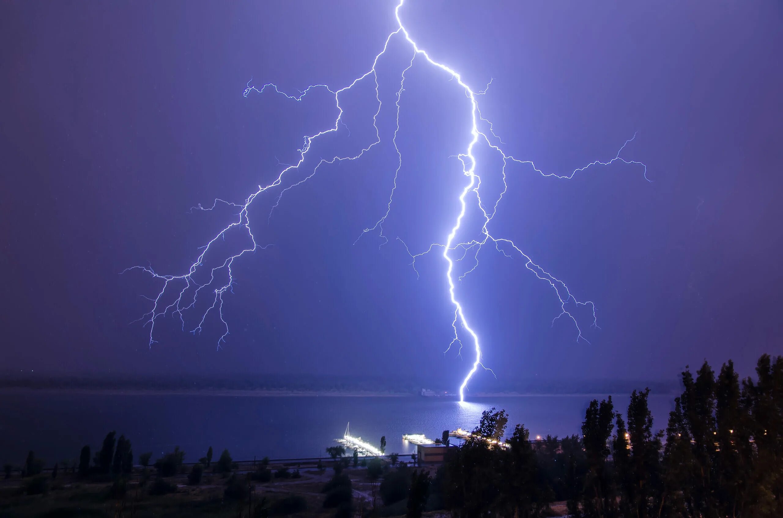 сонник-толкование молния. к чему снится видеть молнии. шаровая молния. почему гремит гром и сверкает молния. к чему снится молния женщине.