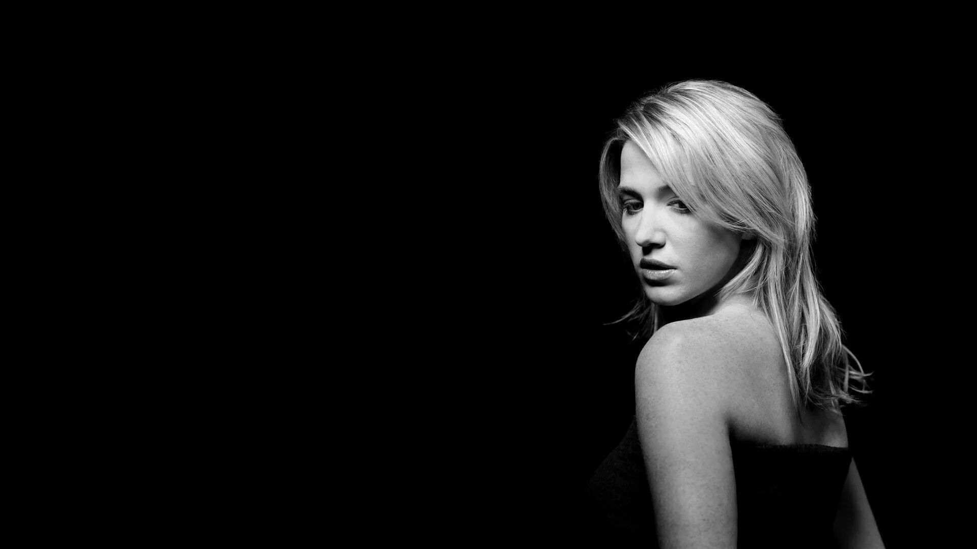 Хелена фон гросберг. Natalie schonberger модель. Фотосессия на черном фоне. Темная девушка. Девушка на темном фоне.