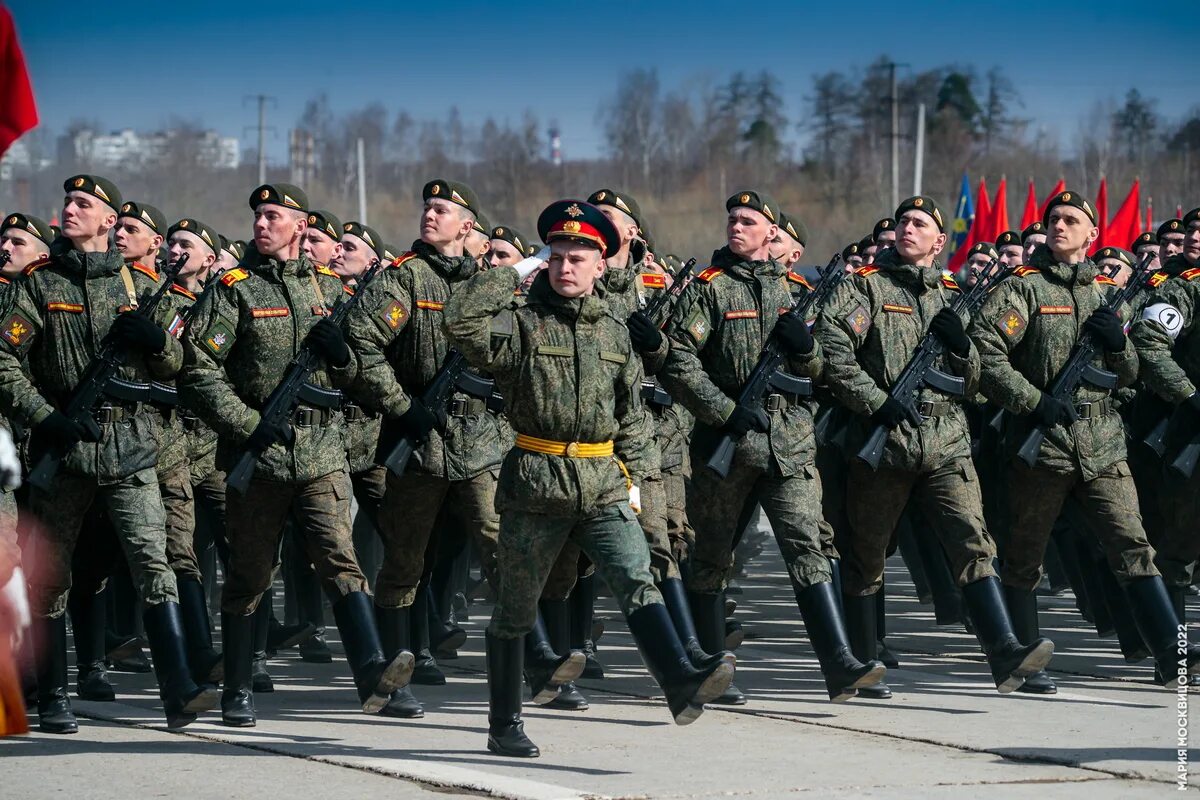 Парад на русском языке. Военный парад. Российская армия парад. Солдаты на параде. Алабино репетиция парада.