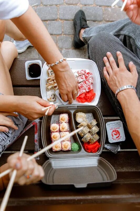 ужин с роллами. разновидности суши. полезные роллы. чем полезны роллы. суши сет светофор.