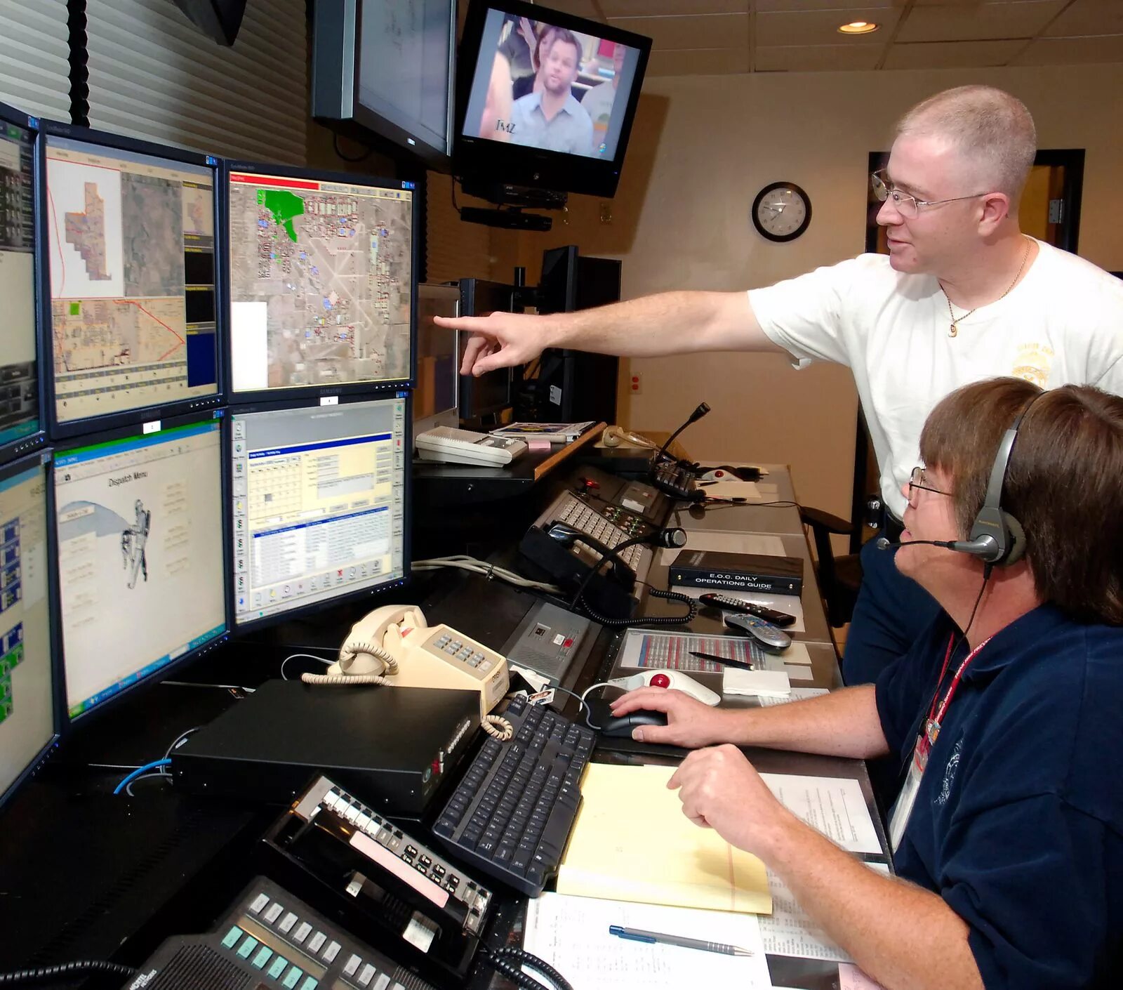 911 operator. 911 dispatcher. dispatch 911. оператор 911 сша. операторы озвучки.