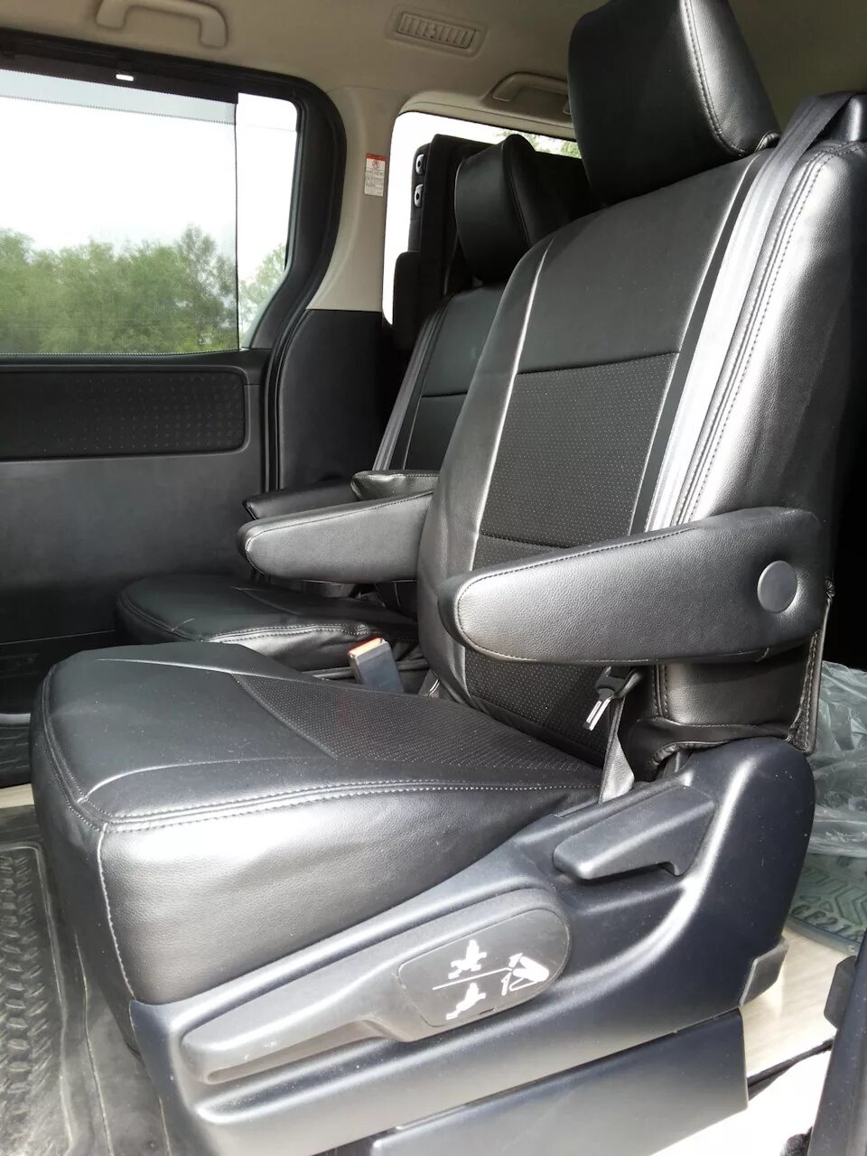 Чехлы тойота ноах 80. Чехлы bellezza прадо 120. Чехлы тойота вокси. Toyota voxy isofix. Toyota noah 3 салон.