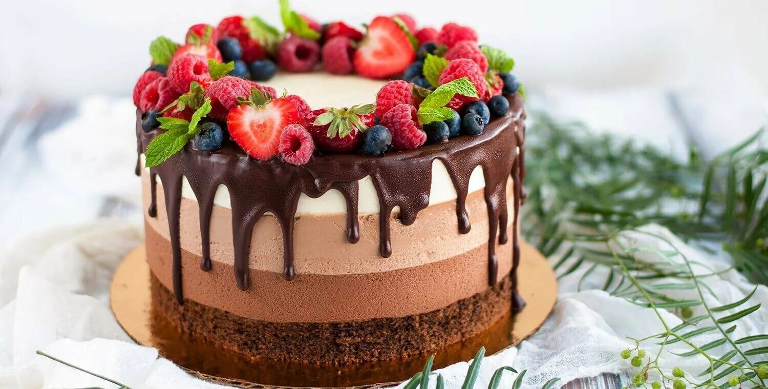 Cake com. Торт три шоколада Тортония. Муссовый торт три шоколада. Украшение торта ягодами. Шоколадный торт с фруктами.