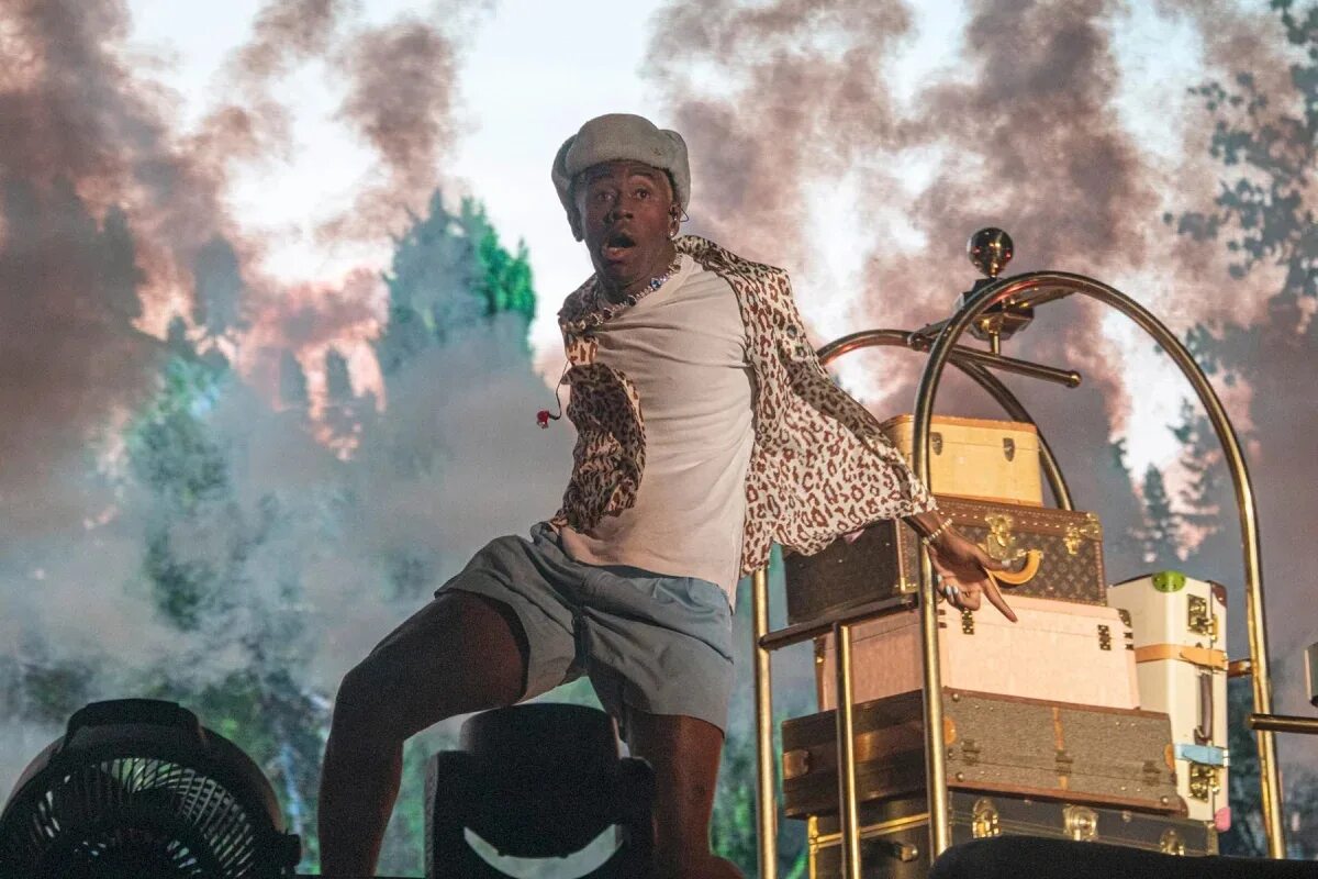 Tyler the creator new magic. Tyler the creator era. tyler the creator lollapalooza. tyler the creator на студии. tyler the roof боец.