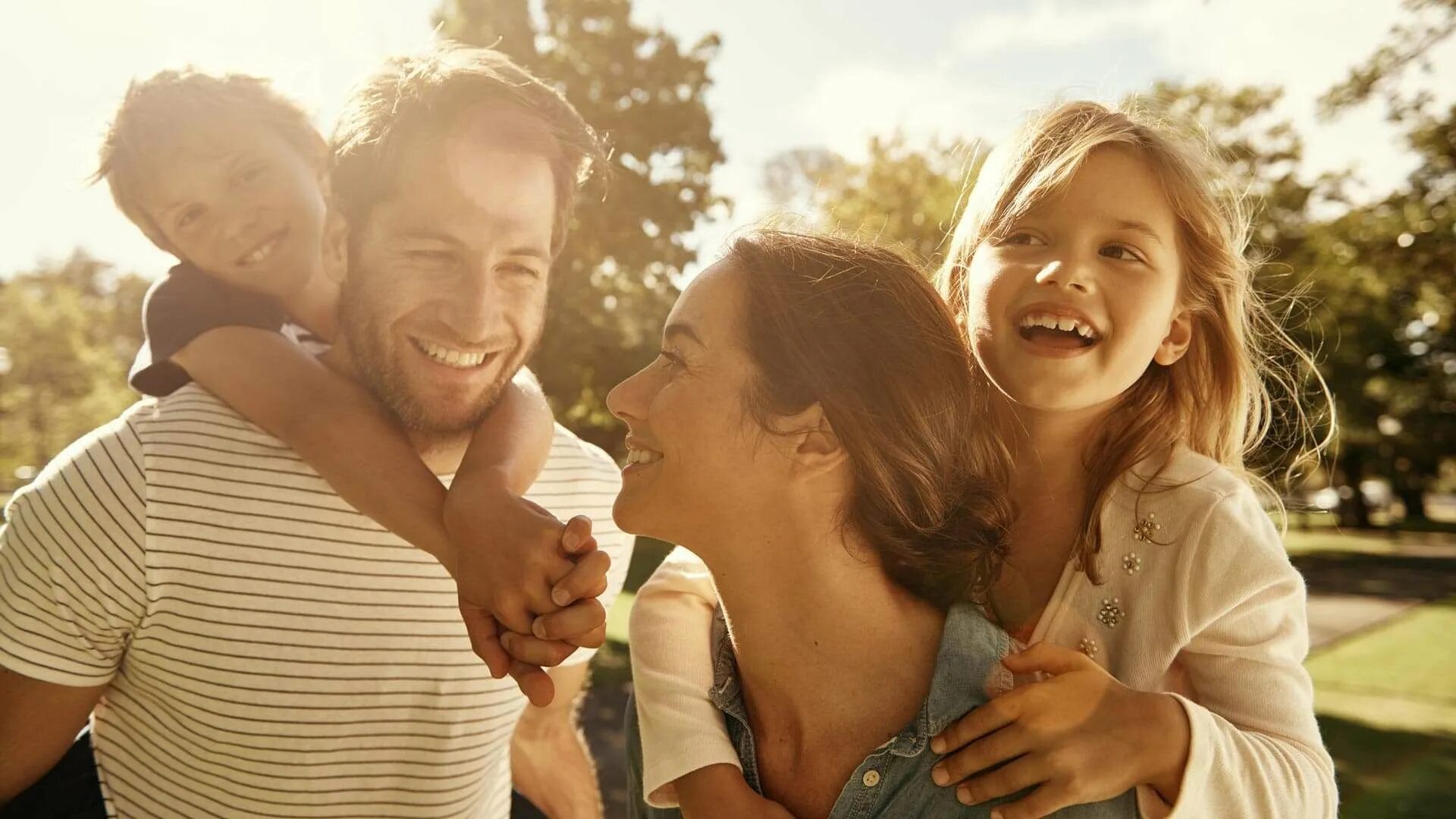 Счастливая семья взрослые дети. Родители и дети. Объятия детей и родителей. Мама папа и ребенок. Дети и родители счастливые английский family.