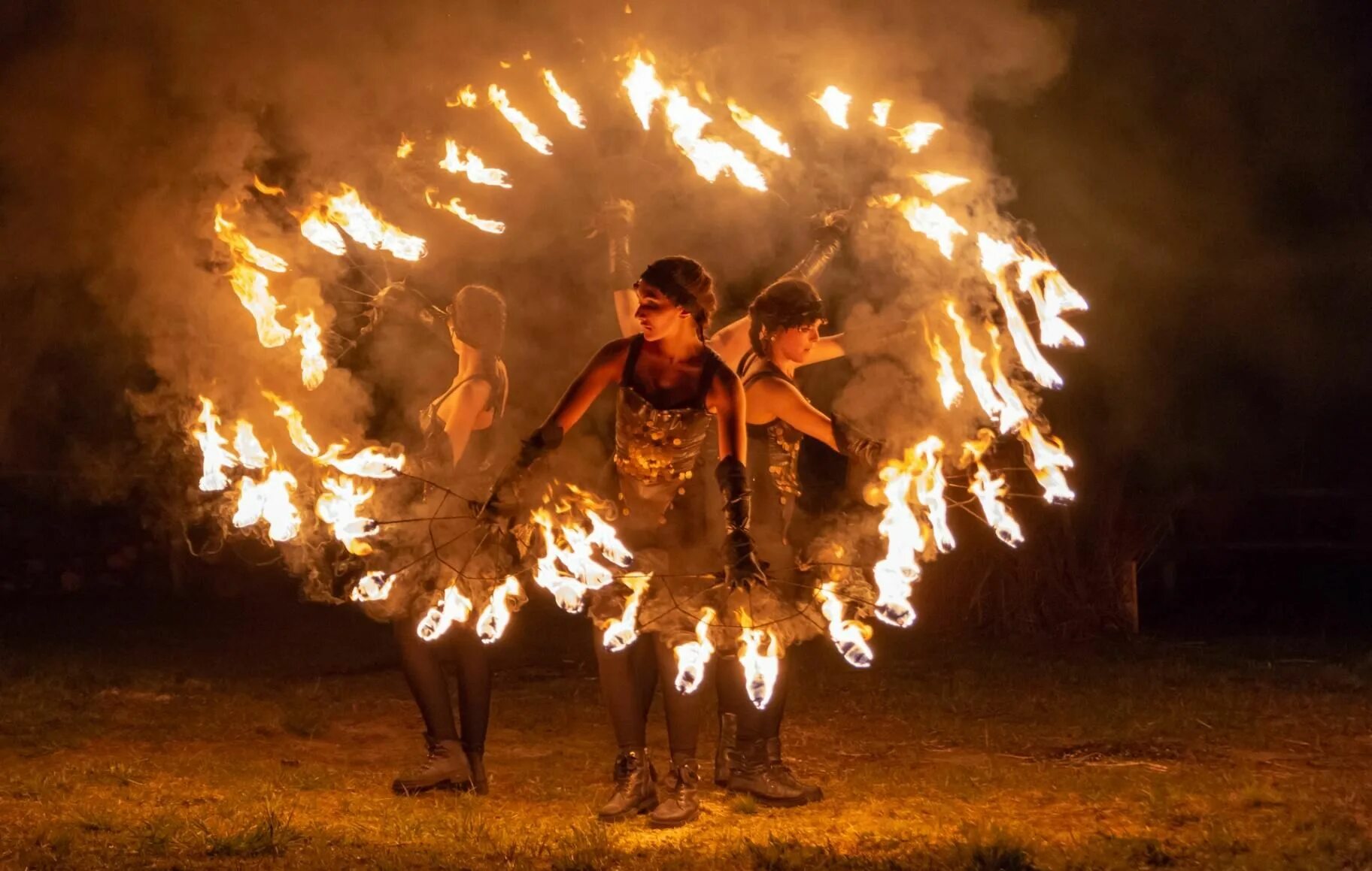 Show village. Огонь. Огни. Ночь огня на Каупе. Костры фестиваль 2022.