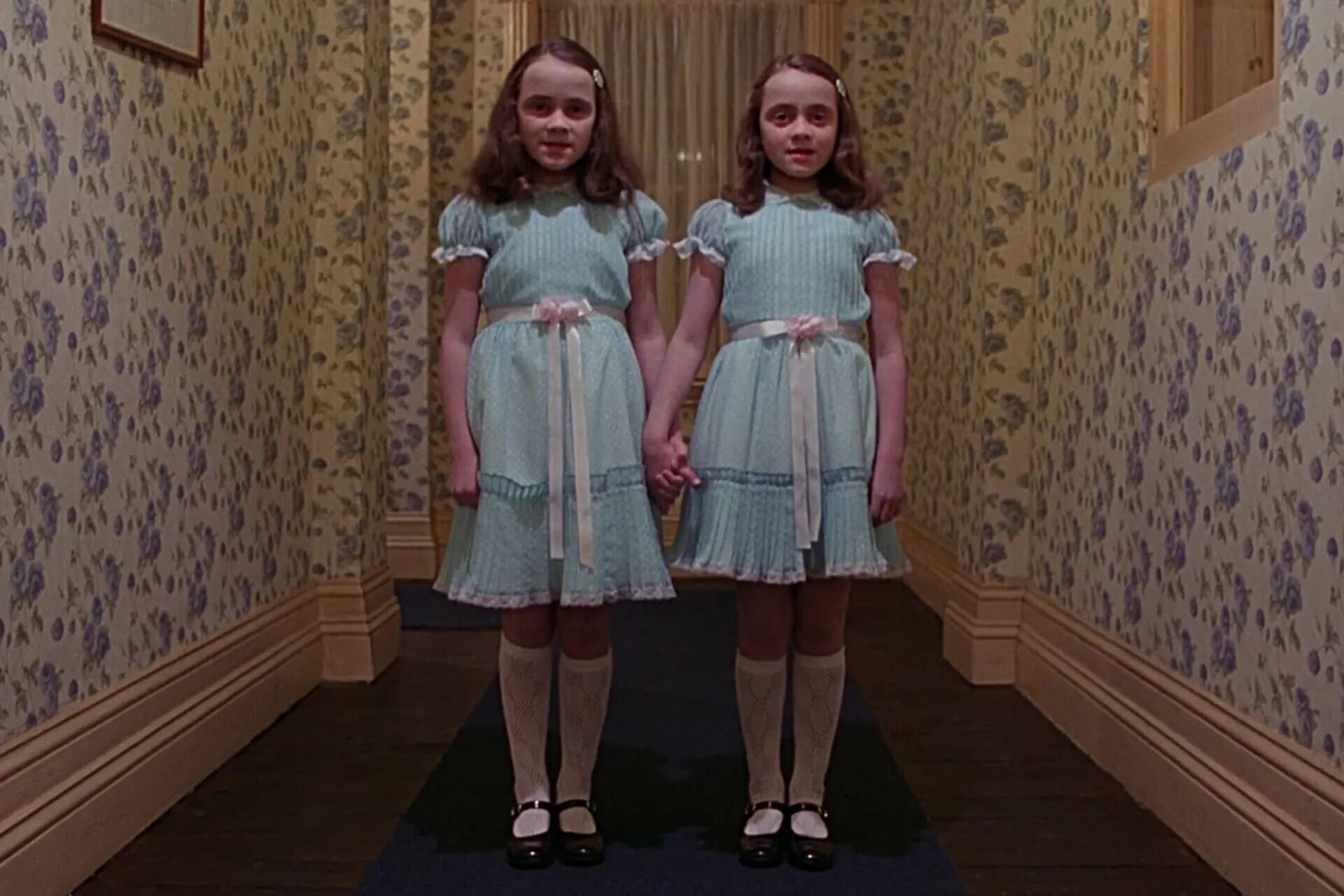 кровать для девочки. близнецы грейди. близнецы грейди – «сияние». картинки игра с мечем дети. сияние 1997 близняшки.