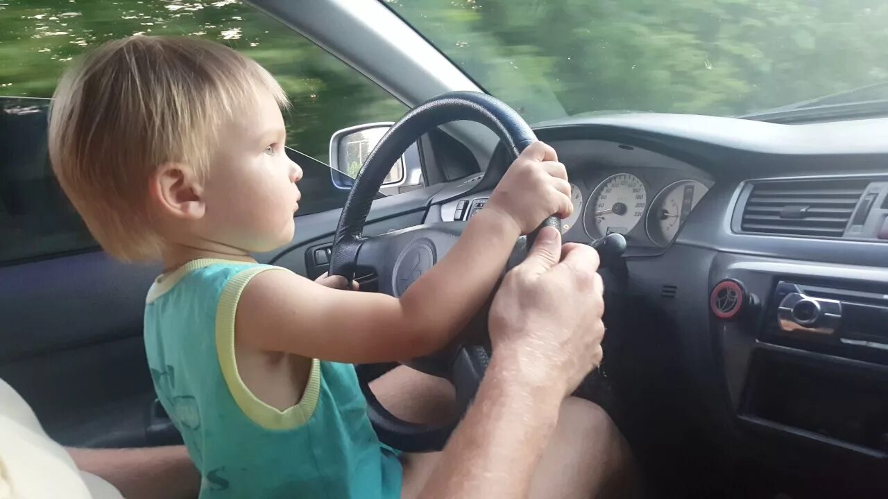 Показал машины папы. Ребенок за рулем. Ребёнок за рулём автомобиля. Несовершеннолетний за рулем. Мальчик за рулем.