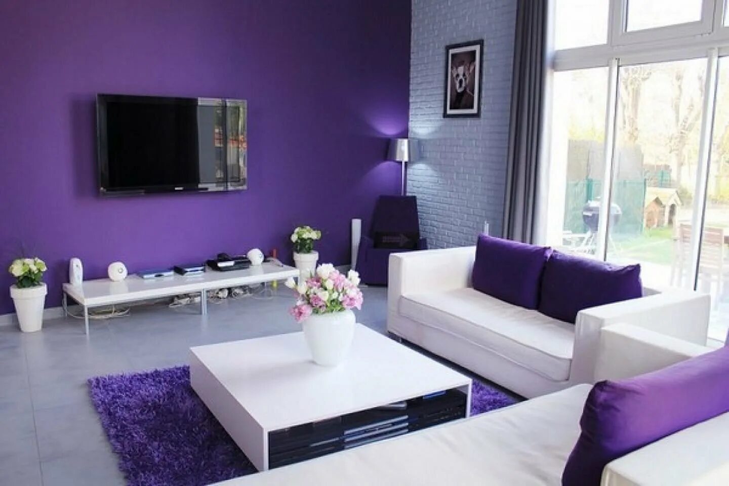 Выделение фиолетового цвета. Сиреневый цвет в интерьере. Фиолетовый в интерьере гостиной. Фиолетовый цвет в интерьере. Интерьер в фиолетовых тонах.