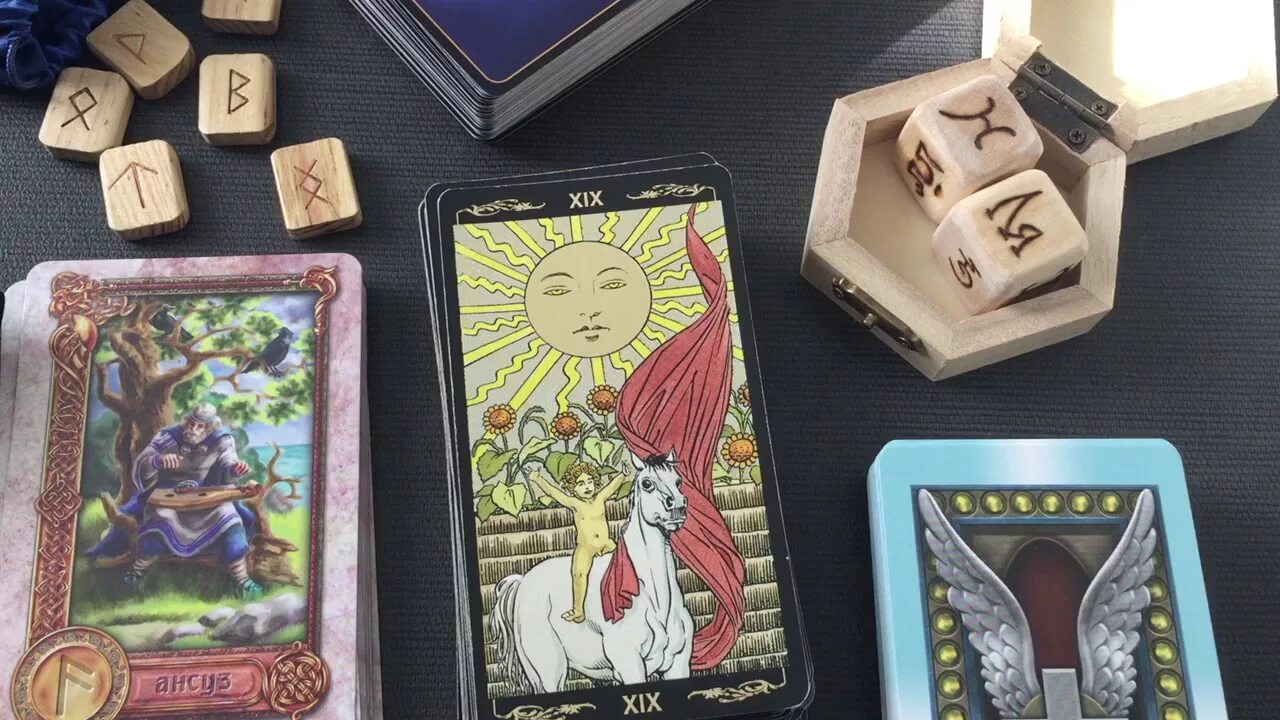 Таро расклад козерог 2024 год. Таро зодиака Zodiac Tarot. Таро руны. Руны. Карты гадальные.. Карты Таро руны.