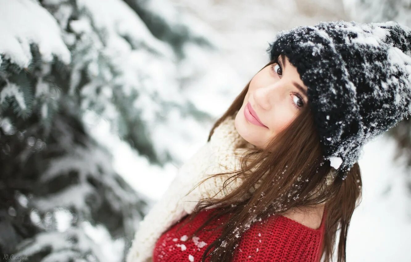 Снег юля. Девушка зима. Девушка в снегу. Девушка в зимнем лесу. Девушка в шапке.