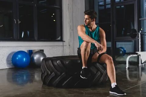 Спортсмен сидит