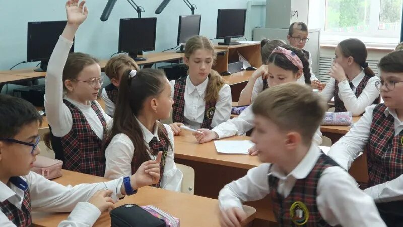 открыть последний класс. последний звонок в стиле поезда. лицей дерипаска усть-лабинск. класс в школе с учениками. ученики в классе.