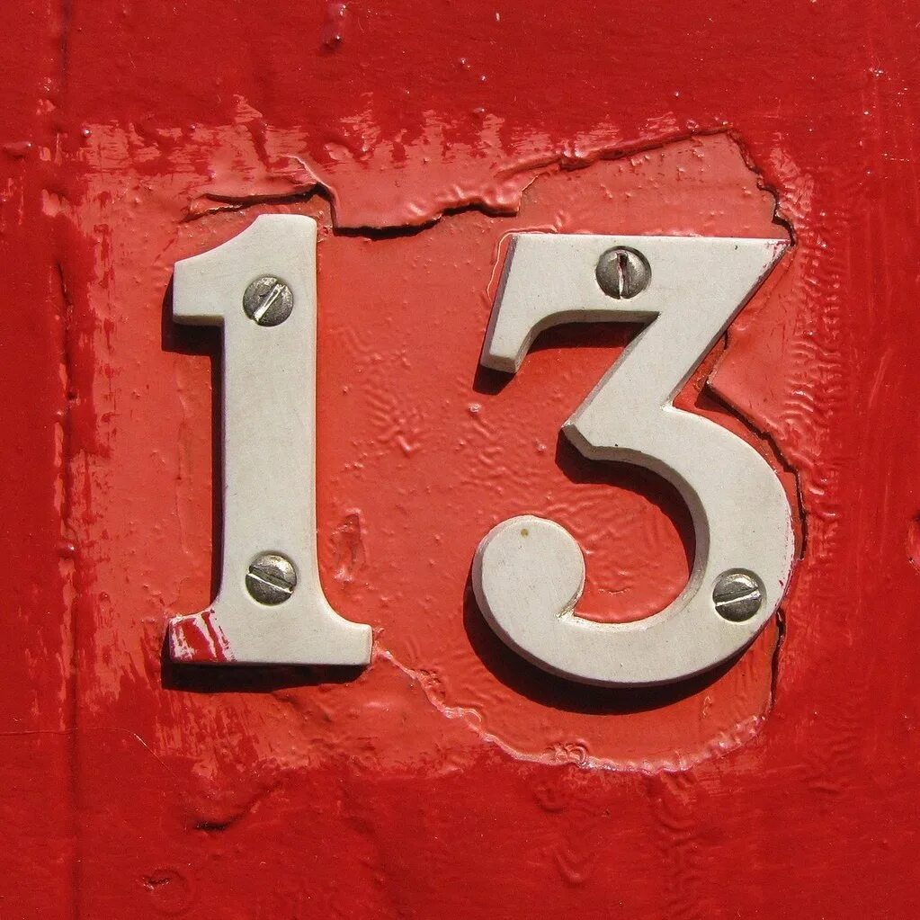 Число 13 символ. Число 13. тринадцать цифра. номерной знак с цифрой 13. цифра 13 картинка.