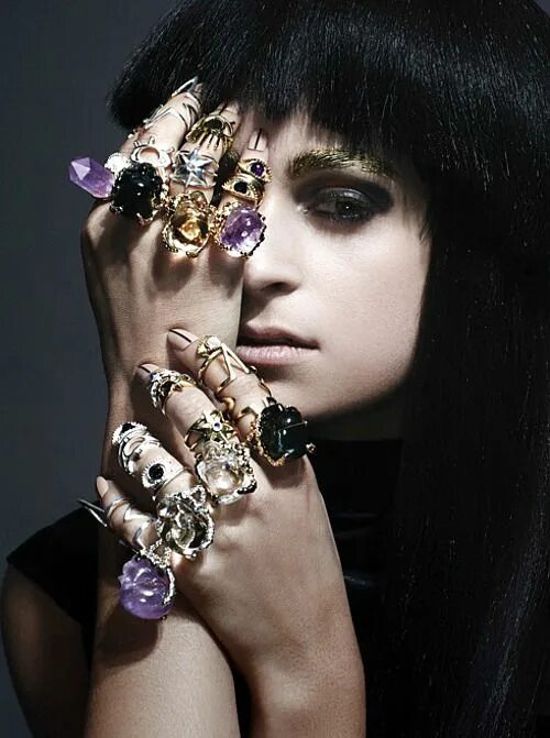 Украшение глаз стразами. Бен хассет. Girls with big rings earrings. Гламурная вечеринка. Glitz glam oriflame.